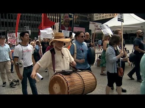 Hundreds protest expected weekend ICE raids in Chicago