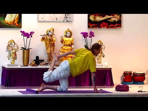 Yoga Mittelstufe "Faszientraining" mit Mahindra - Yoga Vidya Live - 9:15 Uhr 08.08.2021