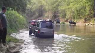 preview picture of video 'Daihatsu Taft - off road cruising the river'