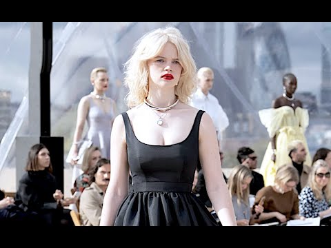 ALEXANDER MCQUEEN Spring 2022 Paris - Fashion Channel