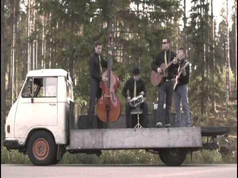 Klöver Tre spelar Get Rythm på lastbilsflak