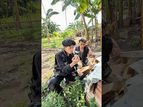 Team Swat Bertempur di Markas Teroris