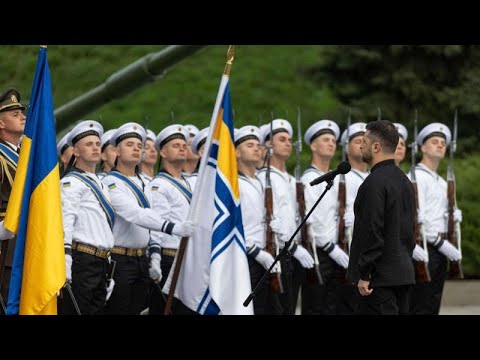 Dem "blutigen Kampf" zum Trotz: Ukraine hisst Nationalflagge