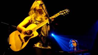 Dar Williams singing &quot;Spring Street&quot; Live