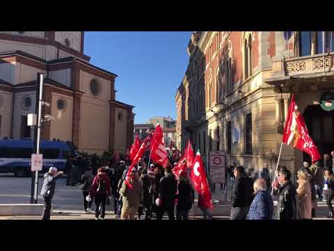 In piazza a Legnano 300 lavoratori con Cgil e Uil per dire “No” alla manovra del Governo