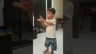 João dançando baby shark