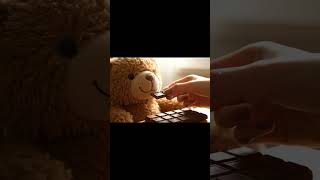 【ASMR】テディベアが板チョコを食べる Teddy Bear Eats a Chocolate Bar #aiasmr#asmr #fruit #shorts #fruitcutting