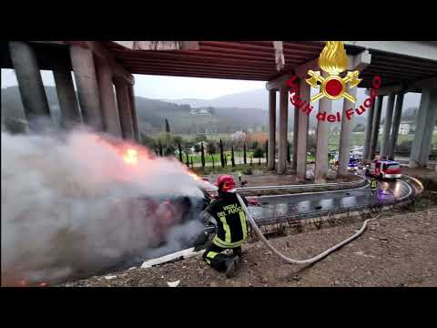 2023-02-26 TIR PRECIPITA DA VIADOTTO A1 E SI INCENDIA, MUORE 56ENNE