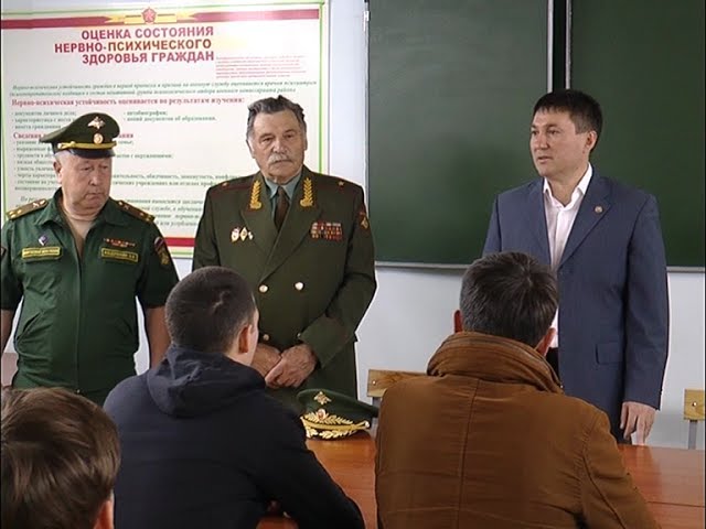 Армиягә китә егетләр