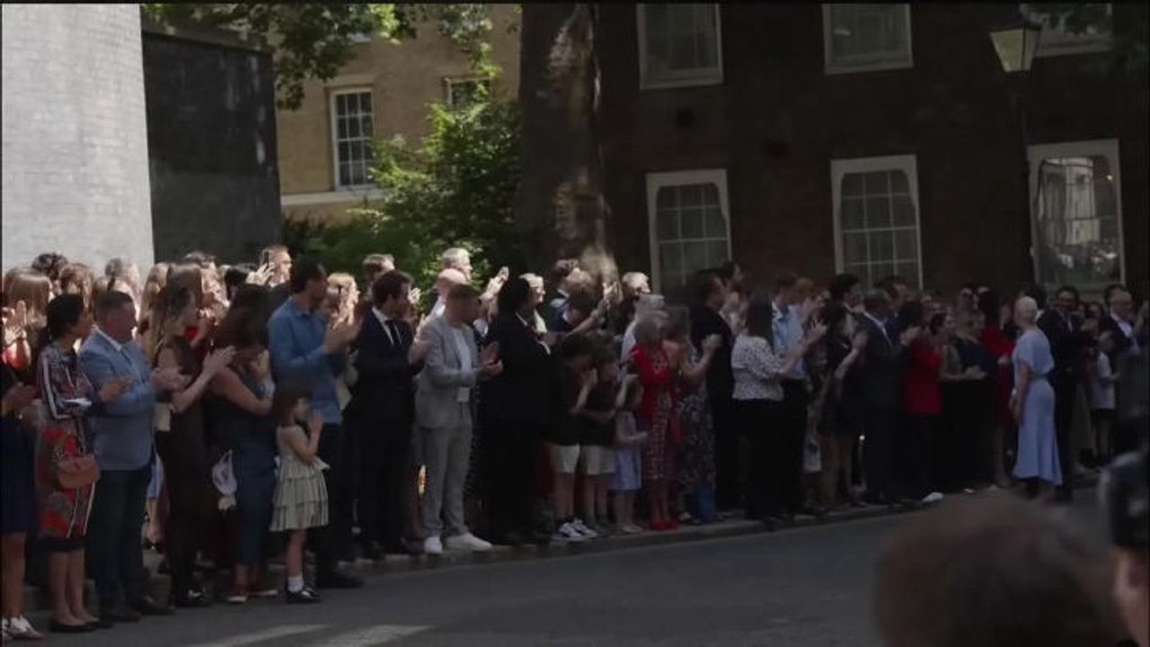 Nuovo Primo ministro britannico Andy Burnham arriva al numero 10 di Downing Street tra gli applausi
