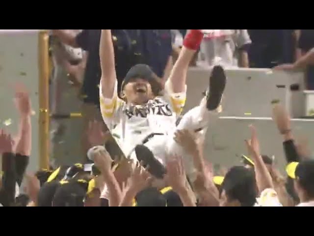 チームを支えた 孫オーナー、内川キャプテン、松田選手会長が宙に舞う 2015/10/16 CS Final H-M