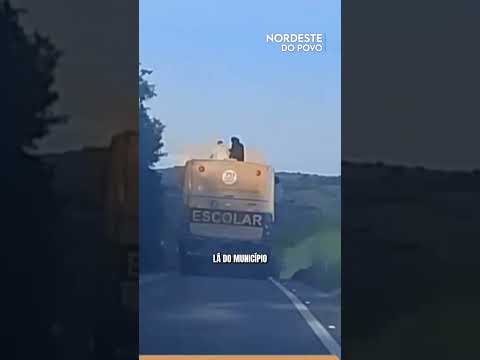Alunos são flagrados sentados em teto de ônibus escolar em Saboeiro-CE