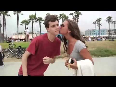 Salió con un cartel pidiendo besos y mira lo que pasó  Besame estoy desesperado