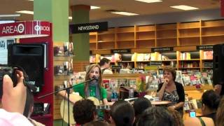 Chely Wright &quot;Emma Jean&#39;s Guitar&quot; @ Borders San Diego