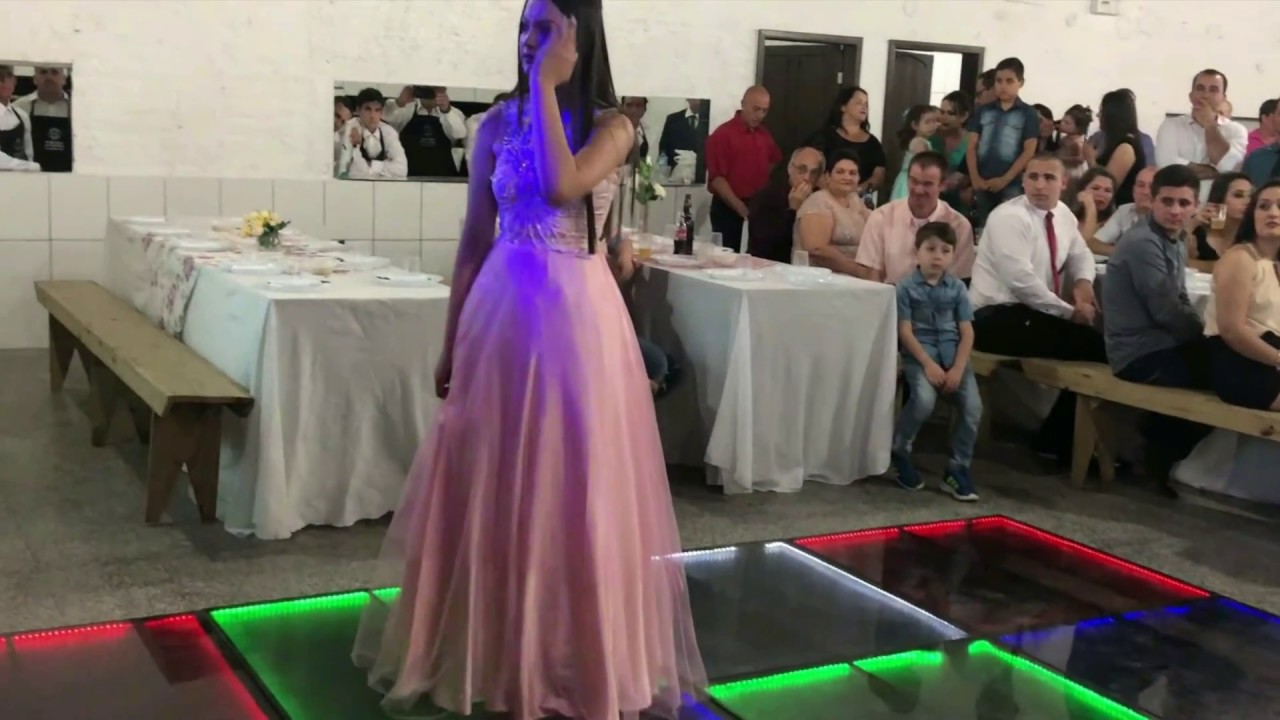 Pai homenageia sua filha no seu aniversário de 15 anos