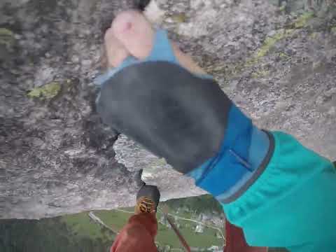 climbing Luna nascente (pitch 7 & 8) in Val di Mello - Italy