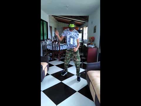 Blanco bailando mucho coro