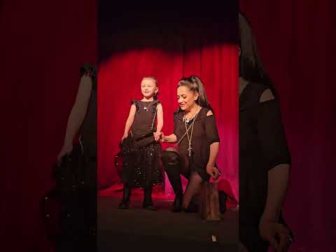 Lucie Bílá a malá holčička zpívá  - Dobrý kafe pít  2.4.2023 Divadlo LB