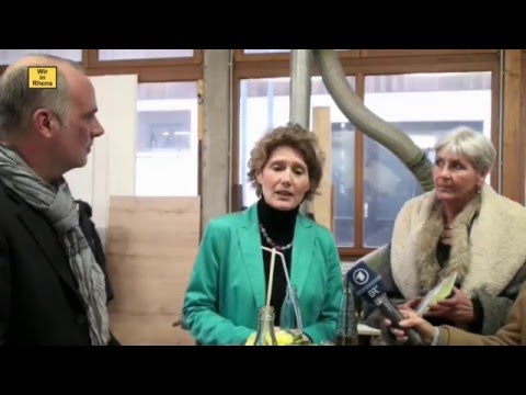 Eveline Lemke in der Tischlerei Specht