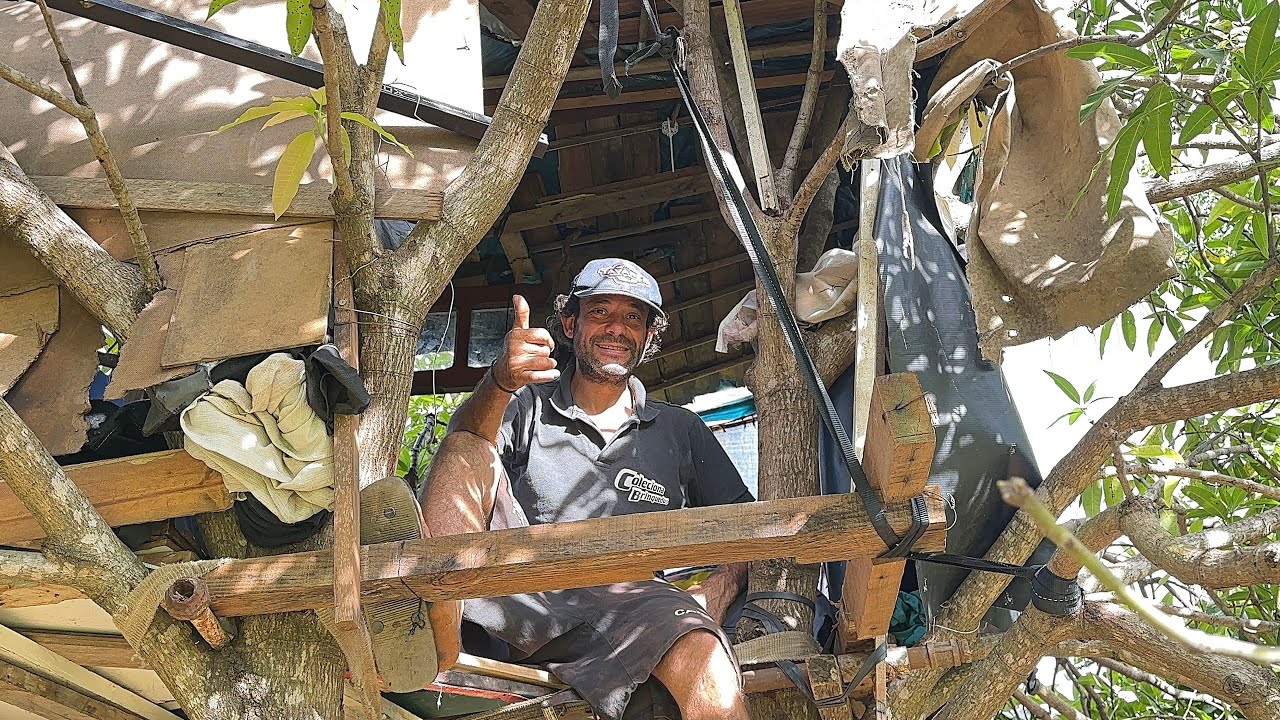 ESSE MORADOR DE RUA FOI UM ENGENHEIRO CONSTRUÍU SUA CASA NA ÁRVORE