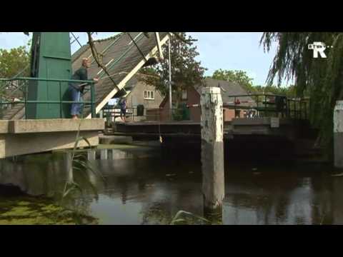 Drie buurvrouwen zijn samen brugwachter in Ottoland