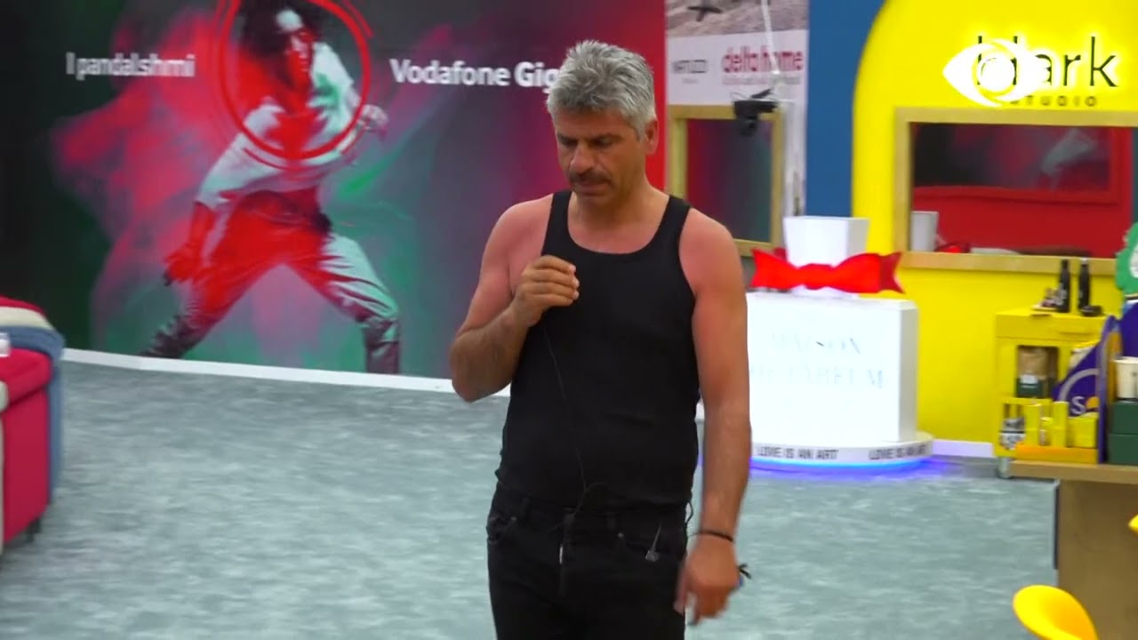 Banorët bisedojnë në verandë