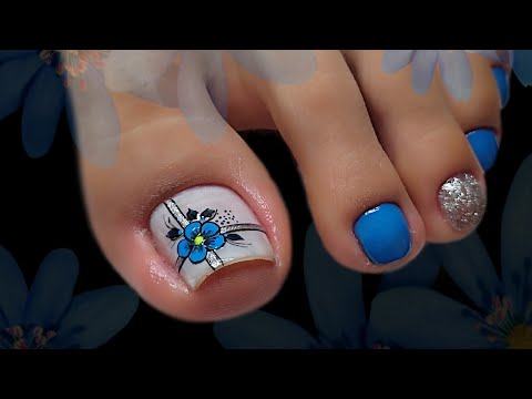 Diseño de uñas en color azul celeste con flor /uñas de pies decoradas 😍
