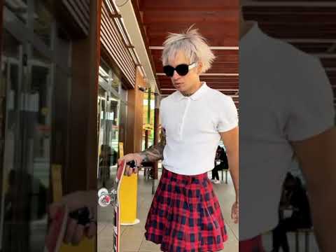 CHIELLO VA IN GIRO CON LA GONNA