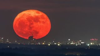 La Luna rossa dietro Milano: il fotografo Valerio Minato realizza lo scatto perfetto dopo 5 anni....