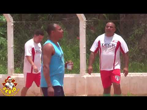 Jogo na Favela juiz apita com cerveja na mão ,  e ai ninguém embaça não !!!