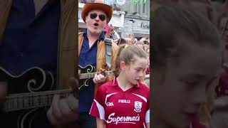 When 15.000 people come together to sing the song Galway girl