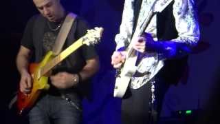Guitar Battle: Steve Vai vs Dave Weiner - Bass Groove by Philip Bynoe - Circo Voador - Rio