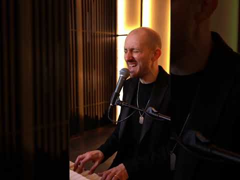 Anteprima video "Alessandro Seno live piano e voce" su Lyrium