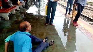 preview picture of video 'नगीना रेलवे स्टेशन के प्लेटफार्म नंबर 1 के टीन शेड के नीचे भरें पानी व जमी कायी पर फिसल कर गिरा एक य'