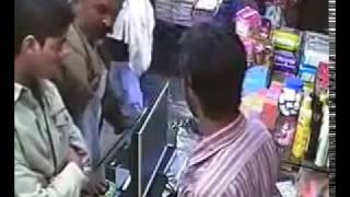 मोबाइल चोर रंगे हाथों पकड़ा गया - Mobile thief caught red handed on shop