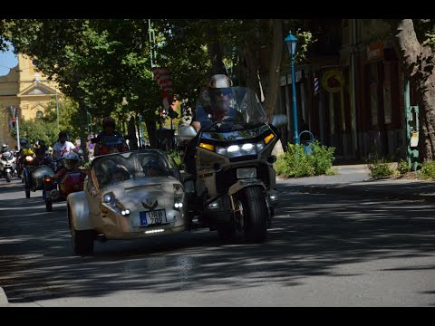 Oldalkocsis motoros felvonulás Kiskunfélegyháza főutcáján