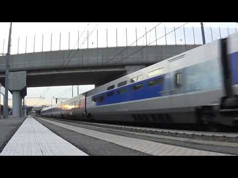 Alcuni treni in transito, alla stazione di Torino Stura