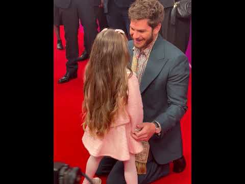 Thumbnail of the video: Andrew Garfield reunites with on screen daughter at We Live in Time premiere