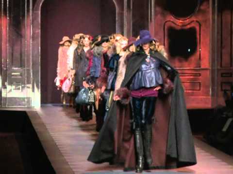 CHRISTIAN DIOR Fashion Show - Ready-To-Wear Women's Autumn/Winter 2011/12.