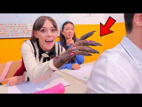 La nostra COMPAGNA di SCUOLA è un VAMPIRO!!