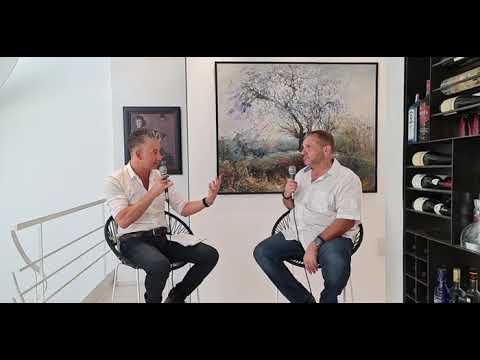 מאיר גלוזברג בשיחה עם דר' אריק אריאל על המעורבות של המתווך בהכנת מסמכים משפטיים.