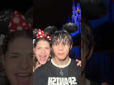 En Disney bajo la lluvia ☺️ #disney
