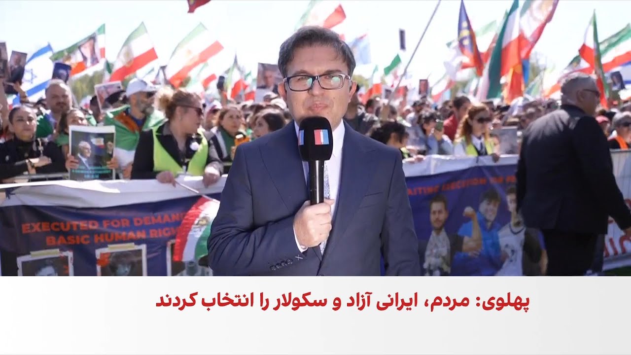 پاشیده شدن مایعی قرمزرنگ به شاهزاده رضا پهلوی در برلین