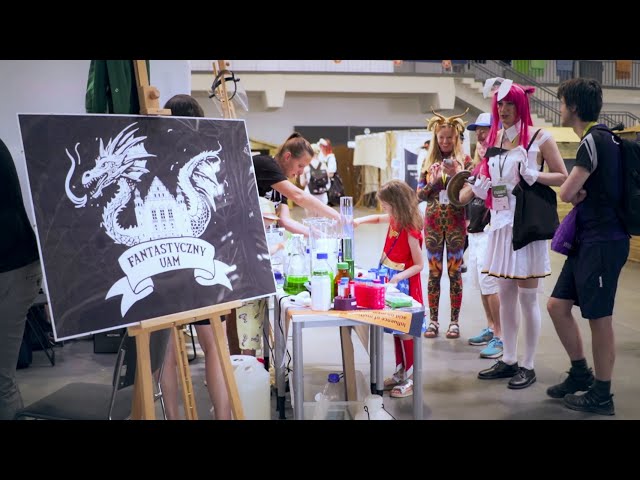 Podczas tegorocznego Festiwalu Fantastyki Pyrkon, w Strefie Inicjatyw Fanowskich, można było odwiedzić wioskę przygotowaną przez społeczność UAM.