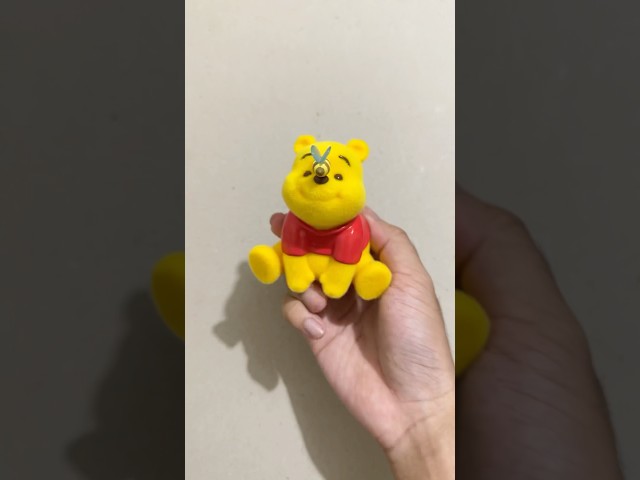 Vídeo relacionado con Disney Winnie The Pooh Happy Haul Hunny Crew Designer Figures, Figura Coleccionable Sorpresa en Caja Sorpresa con Acabados Brillantes, 10 cm, edición Limitada, a Partir de 8 años