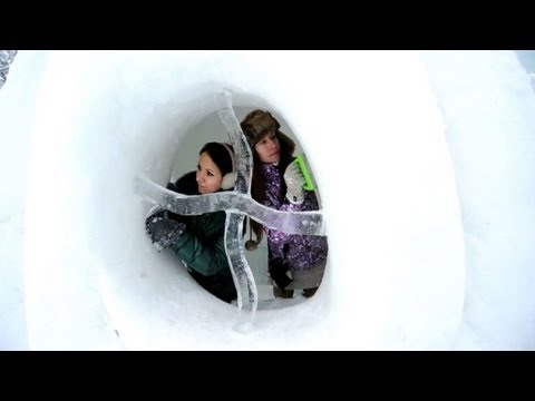 Russian artists create "Frost City"' ice sculptures