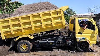 Download lagu Mobil Dump Truk Canter HDX vs Canter Euro 4 Jomplang Muatan Pasir Super Full Membukit mp3