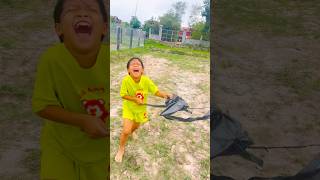 Download lagu Dia tertawa karena layang-layangnya rusak 😞🤣#caraterbangkanlayangan #mainlayangan #festivallayang... mp3 Download lagu Dia tertawa karena layang-layangnya rusak 😞🤣#caraterbangkanlayangan #mainlayangan #festivallayang... mp3