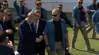 KESKİNOĞLU, ERDOĞAN'LA KONUŞURKEN KORUMA ENGELİNE TAKILDI
