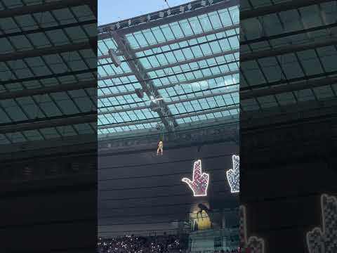 L'entrée folle et historique de JUL au Stade de France : arrivée par les airs comme Johnny Hallyday